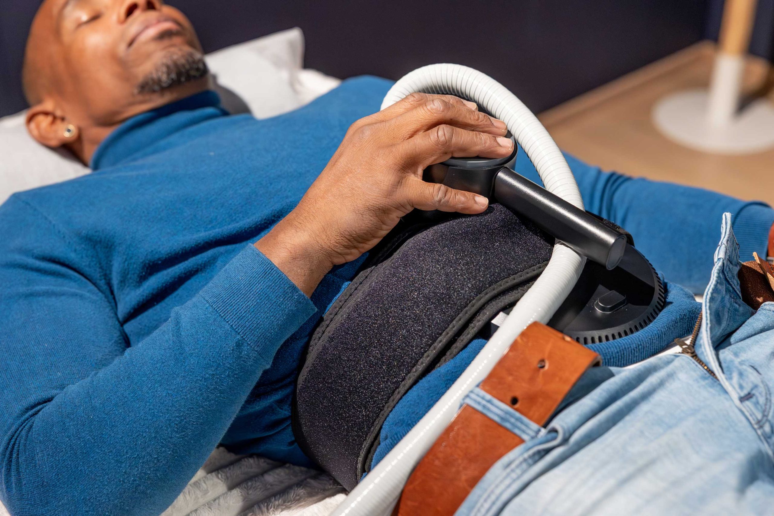 Mann macht eine Elektromagnetische Stimulation für effektiven Muskelaufbau